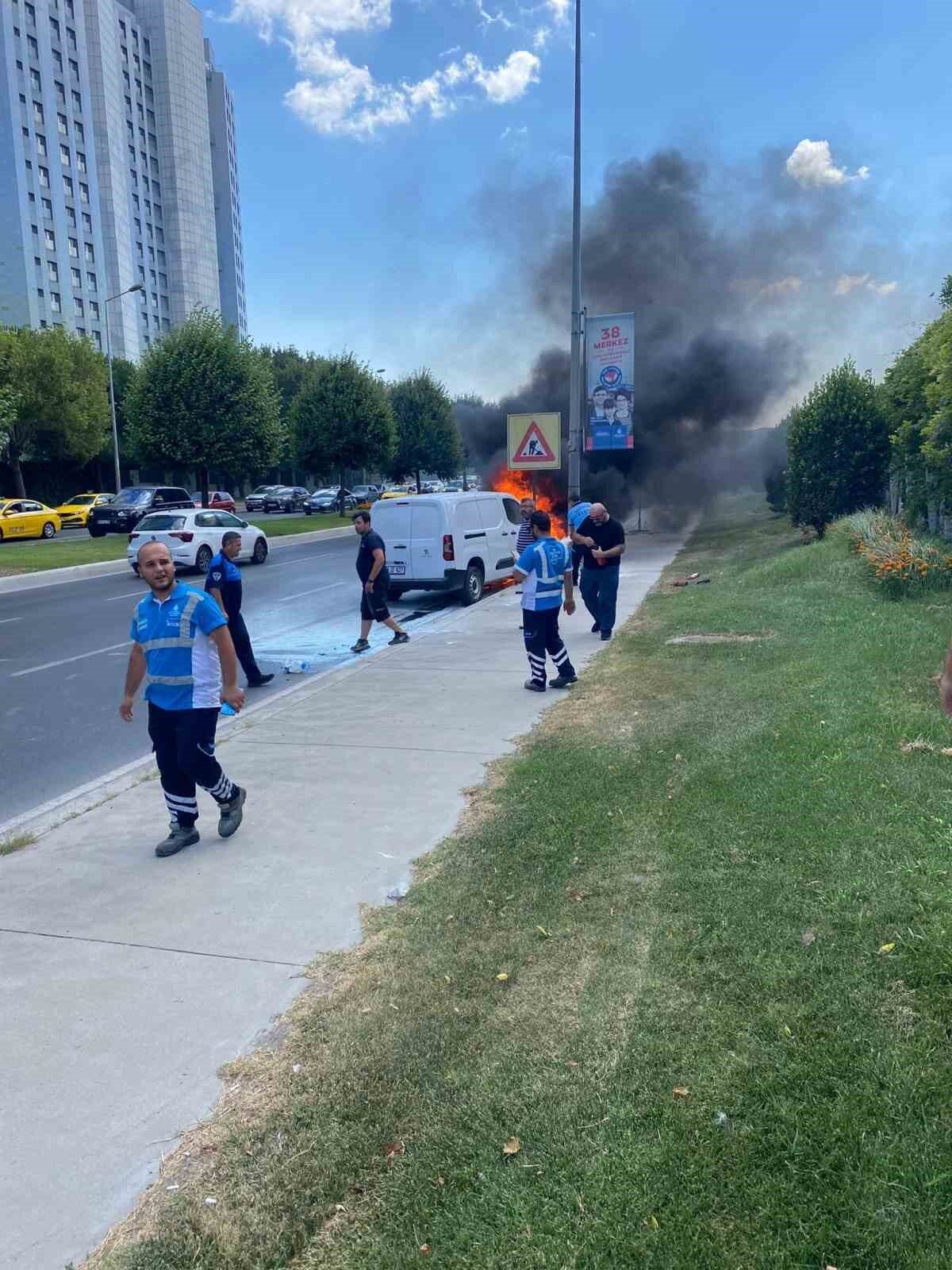 Bakırköy’de seyir halindeki bir araç alev alev yandı. İtfaiye ekiplerinin
