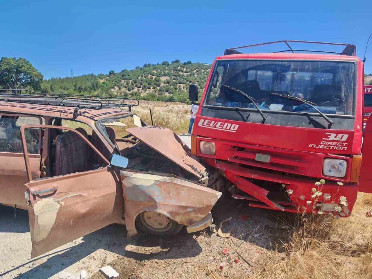 Balıkesir’in İvrindi ilçesinde otomobil ile kamyonet kafa kafaya çarpışarak çift