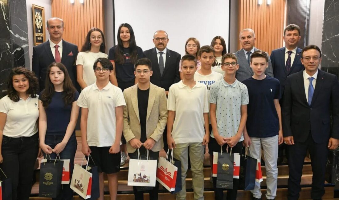 Balıkesir Valisi İsmail Ustaoğlu, LGS’de tam puan alan öğrencileri makamında