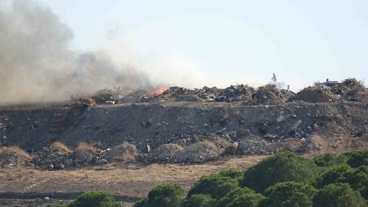 Balıkesir’in Ayvalık ilçesinde çöp depolama tesisinde yangın çıktı. Edinilen bilgiye