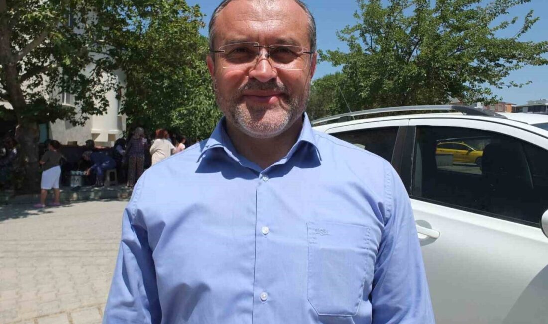 Balıkesir’in Burhaniye ilçesinde, Hürriyet Mahallesinde düzenlenen geleneksel aşure hayrı yoğun