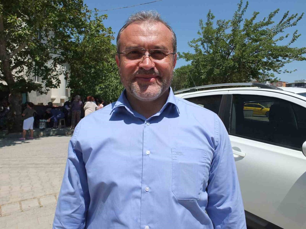 Balıkesir’in Burhaniye ilçesinde, Hürriyet Mahallesinde düzenlenen geleneksel aşure hayrı yoğun