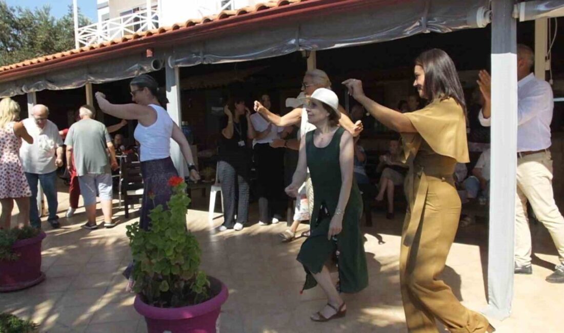Balıkesir’in Burhaniye ilçesindeki huzurevi sakinleri, düzenlenen eğlencede gençlere taş çıkartırcasına