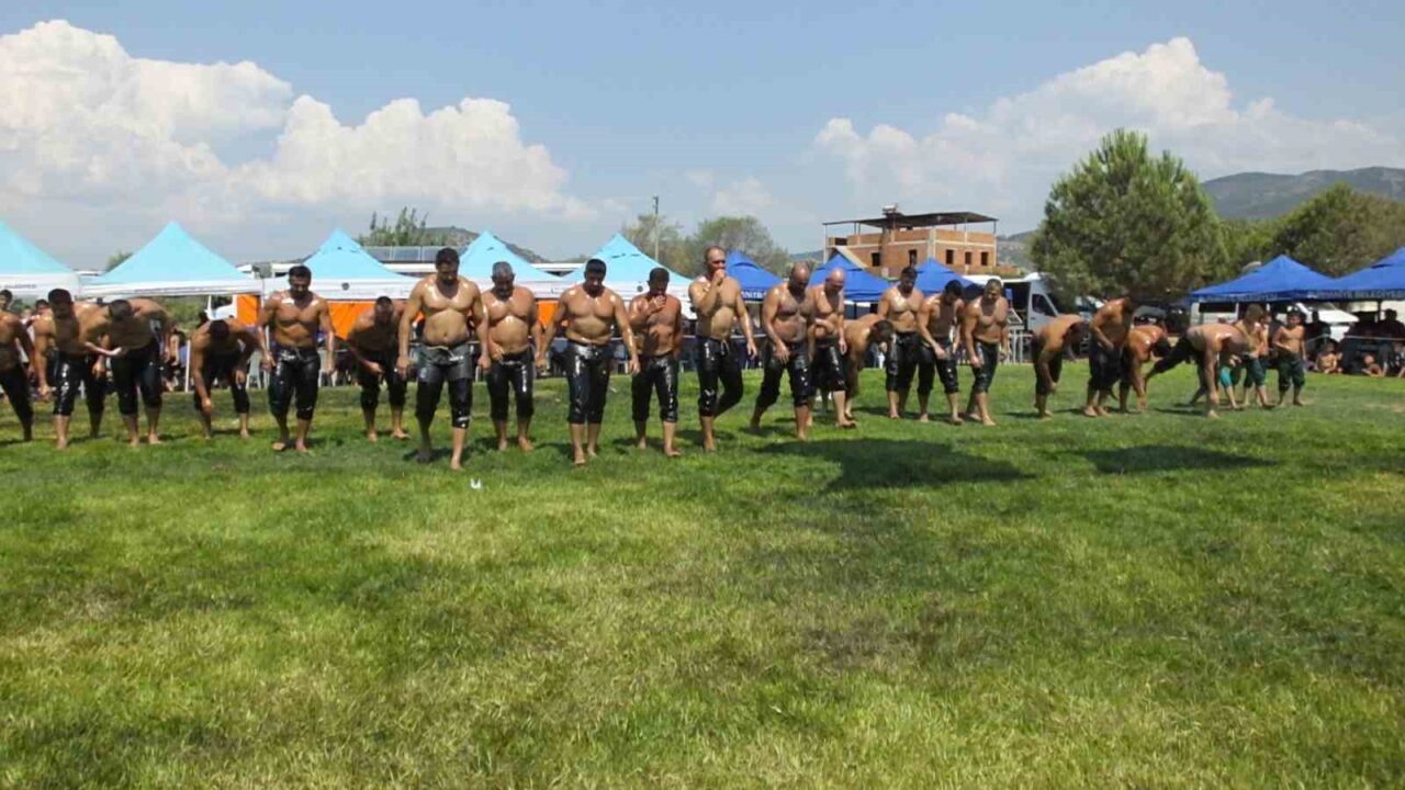 Balıkesir’in Burhaniye ilçesinde düzenlenen geleneksel 9. Kızıklı Yağlı Güreşleri yoğun