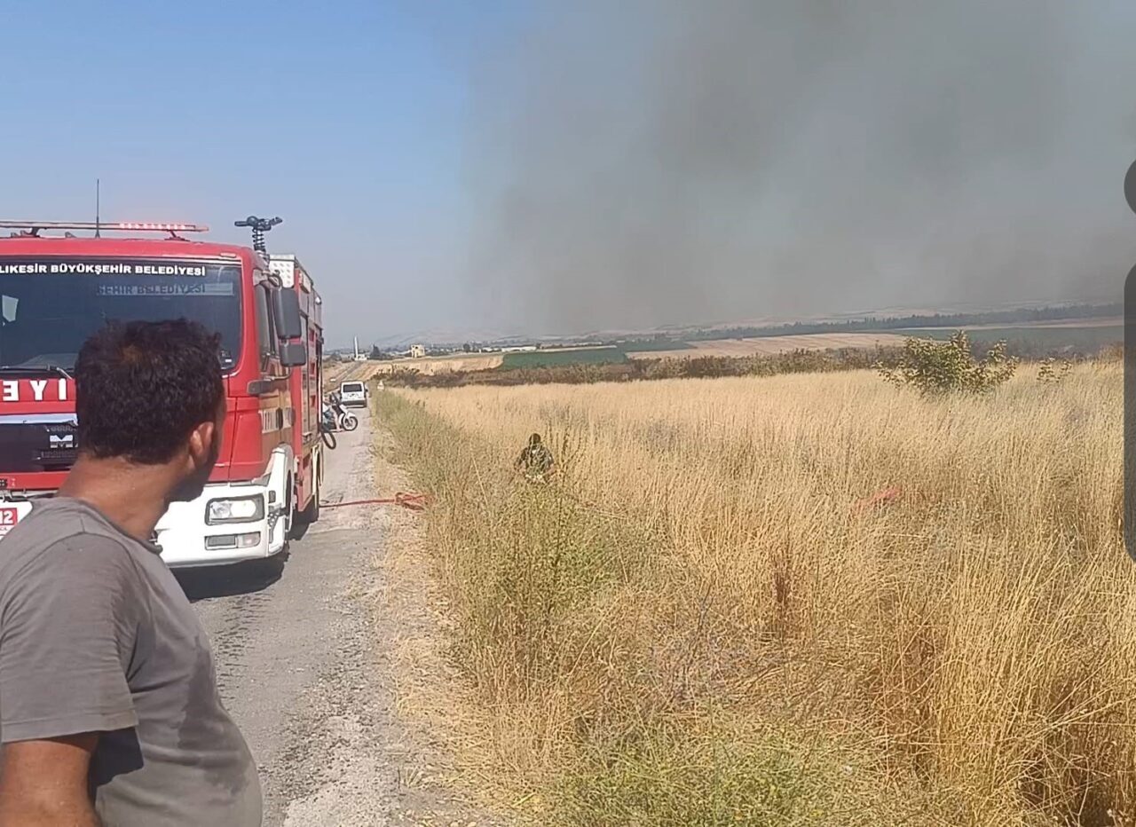 Balıkesir’in Susurluk ilçesinde merada çıkan yangın, itfaiye ekiplerinin müdahalesiyle söndürüldü.