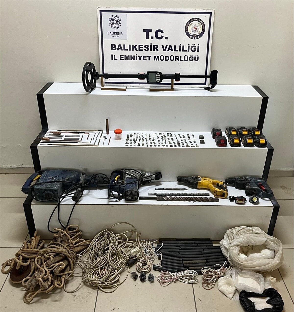 Balıkesir İl Emniyet Müdürlüğü Edremit KOM ekipleri tarafından Edremit ilçesinde