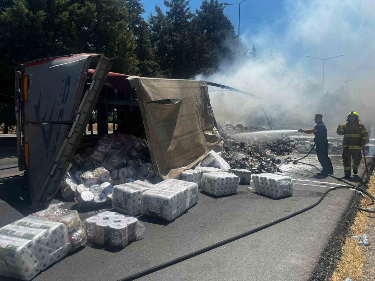 Balıkesir’de İstanbul istikametinden gelen market malzemesi yüklü tırın tek taraflı