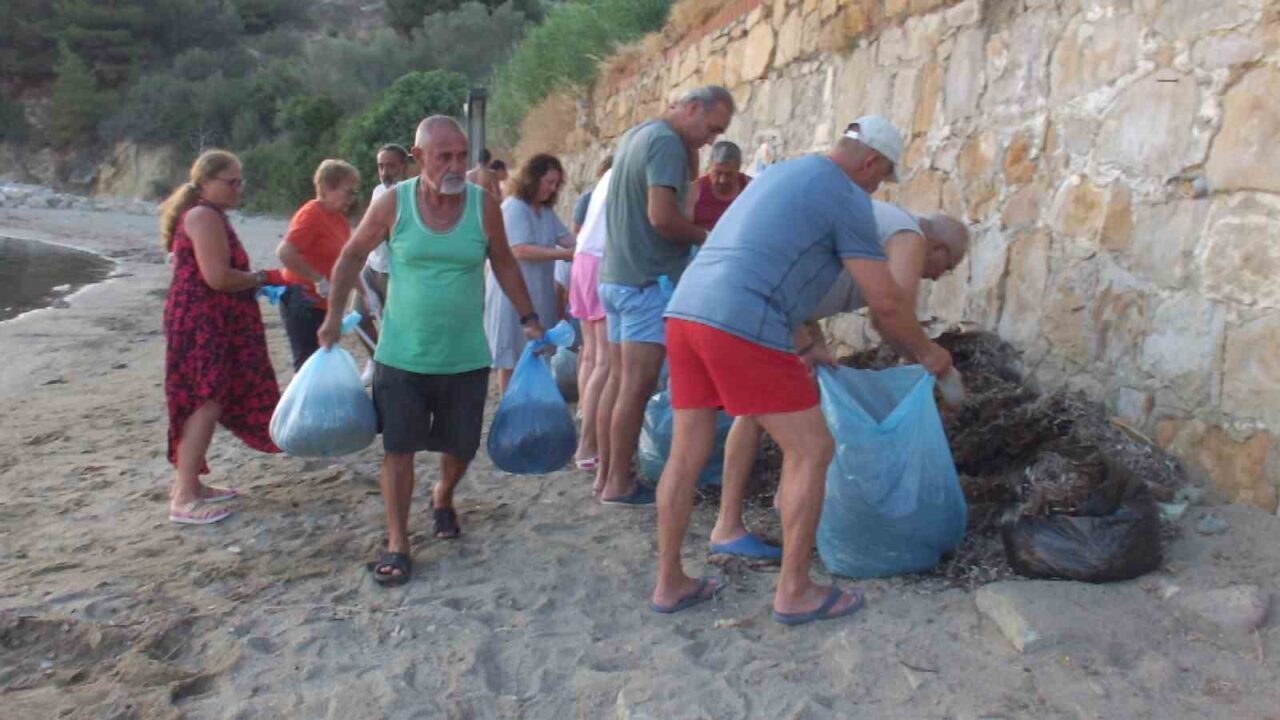 Burhaniye ilçesinde, Pelitköy İçmeler Sahilinde oturan vatandaşlar sahil temizliği için