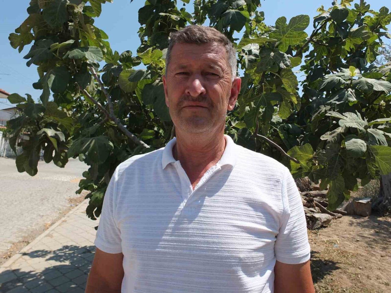 Balıkesir’in Burhaniye ilçesinde yaşayan İsa Eren, oturduğu caddeyi boydan boya