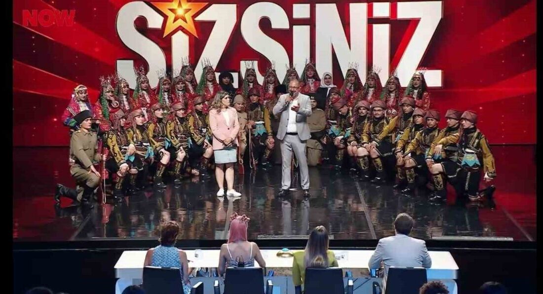 Balıkesirli Ayna Kültür Sanat ekibinin liseli gençlerden oluşturduğu folklor ekibi