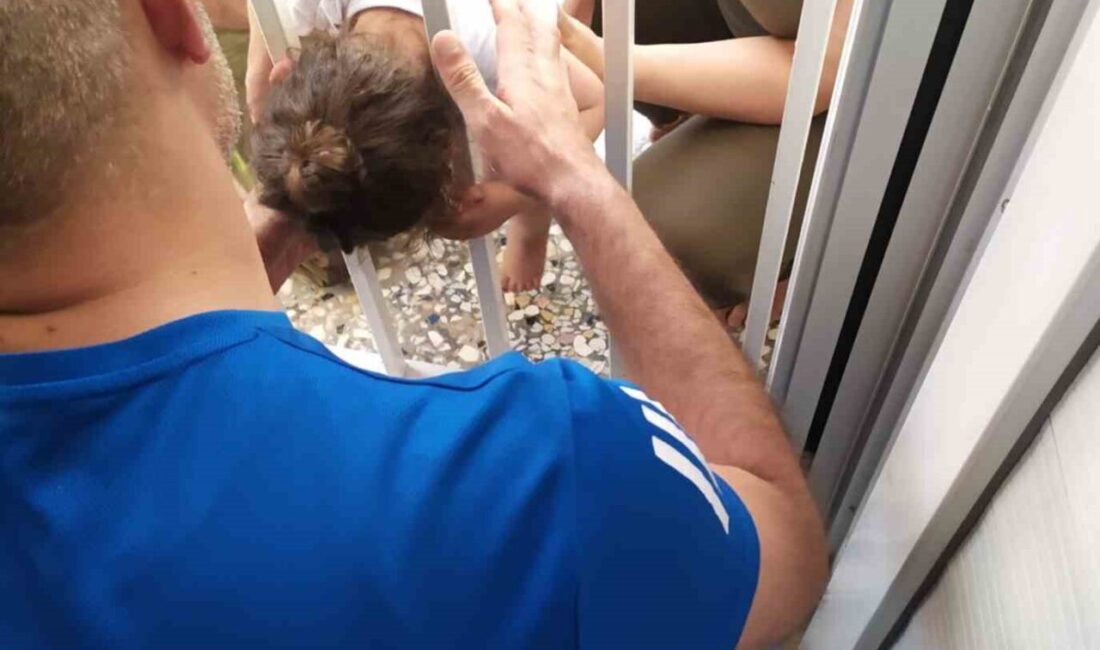 Adıyaman’da, 1 yaşındaki bebek evlerinin balkon demirleri arasına kafasını sıkıştırdı.