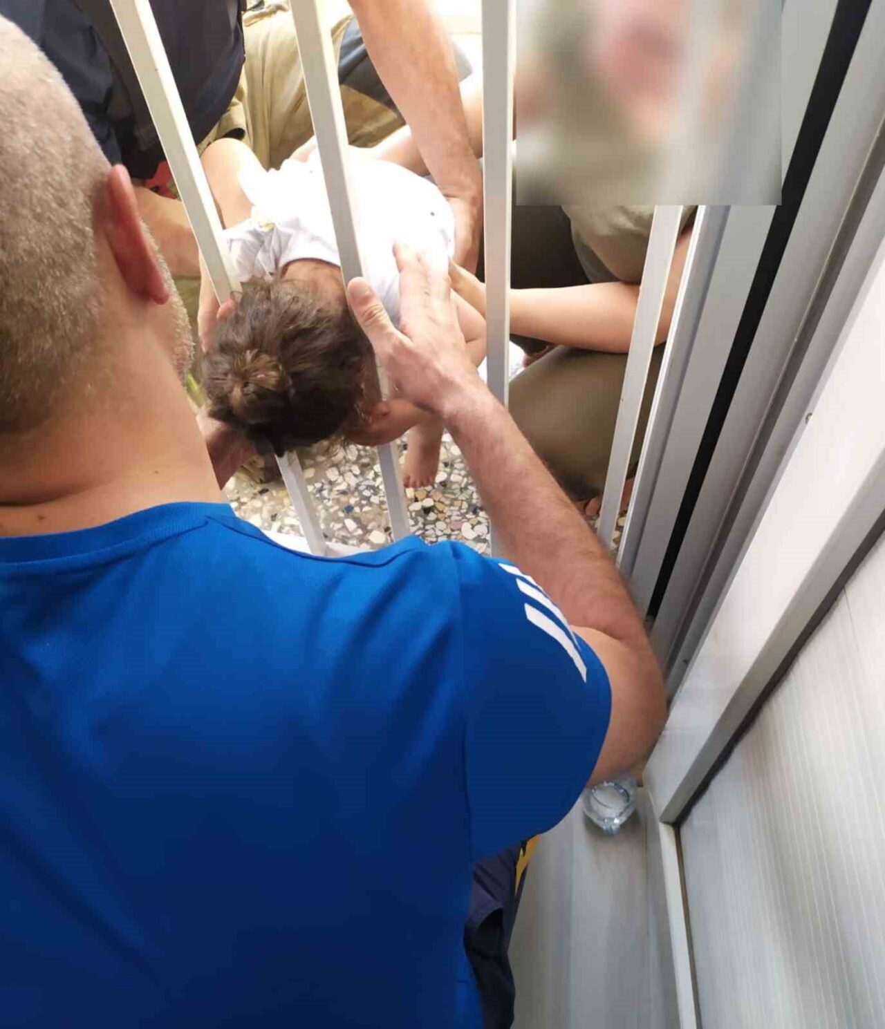 Adıyaman’da, 1 yaşındaki bebek evlerinin balkon demirleri arasına kafasını sıkıştırdı.