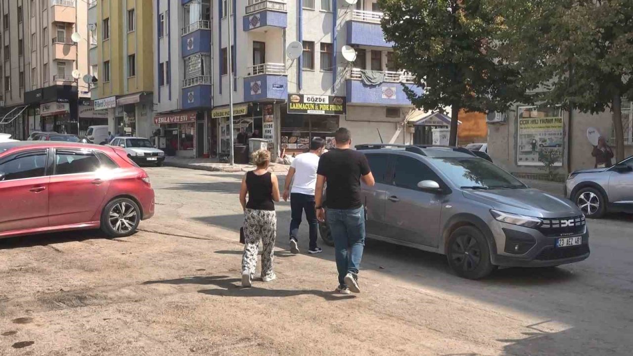 Elazığ’da evinin balkonuna çıkarak intihar giriminde bulunan kadın, polis ekiplerince