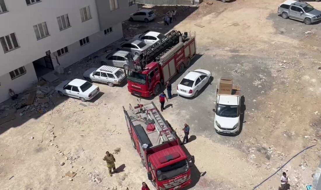 Adıyaman’ın Besni ilçesinde bir binanın dairesinin balkonunda çıkan yangın korkuttu