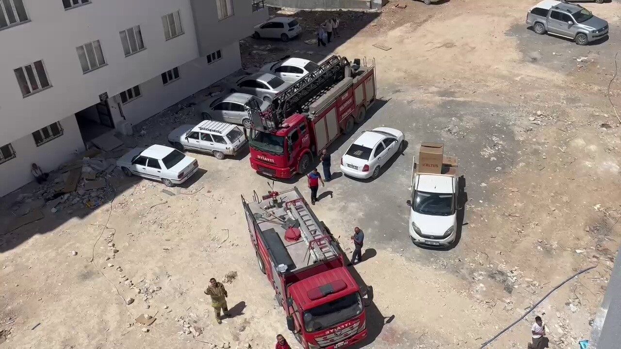 Adıyaman’ın Besni ilçesinde bir binanın dairesinin balkonunda çıkan yangın korkuttu