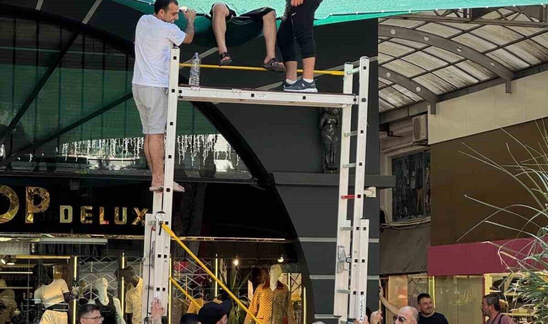 Antalya’da ikinci kattaki evinin balkonunda gezen genç adam, dengesini kaybederek