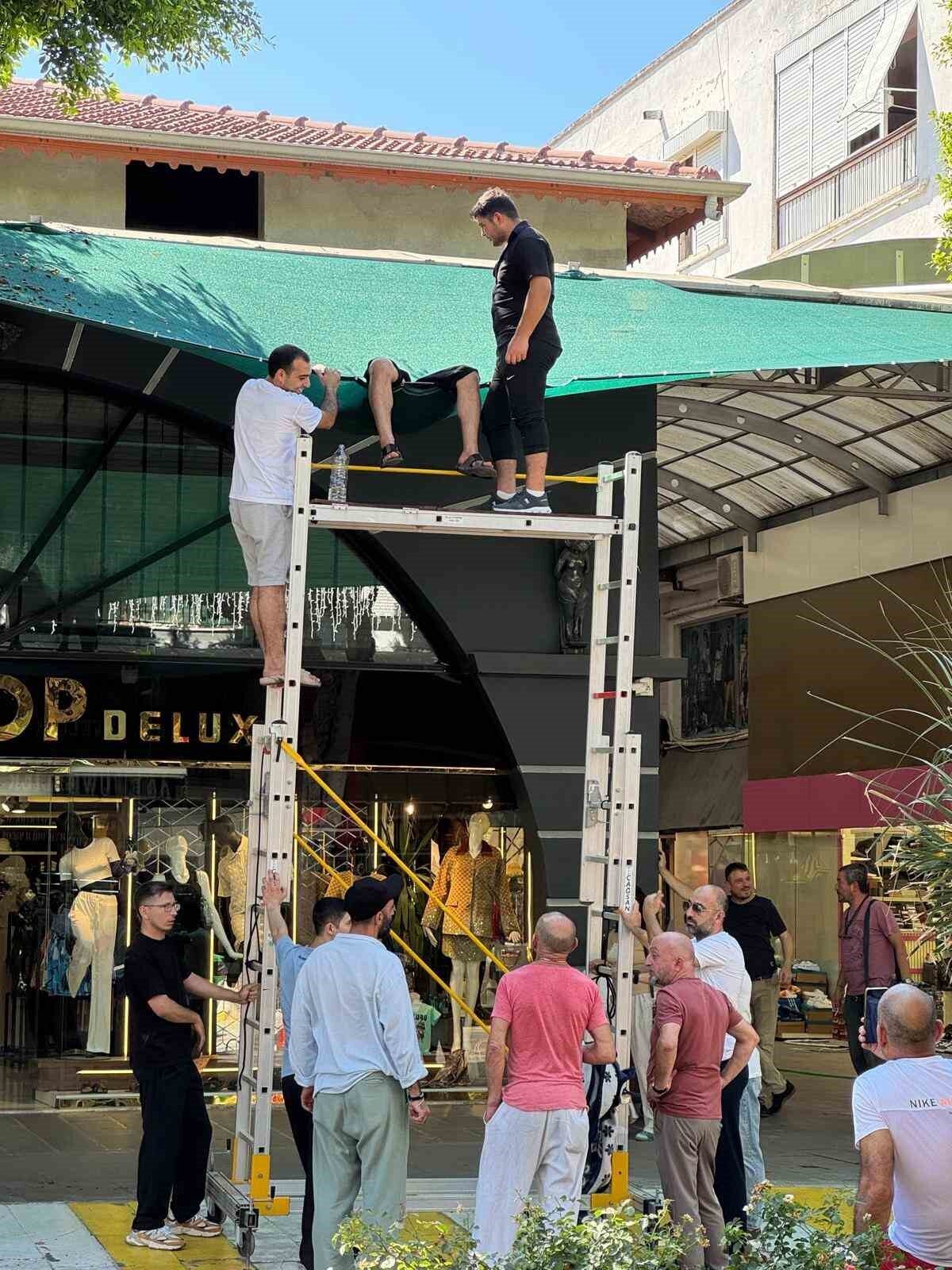 Antalya’da ikinci kattaki evinin balkonunda gezen genç adam, dengesini kaybederek