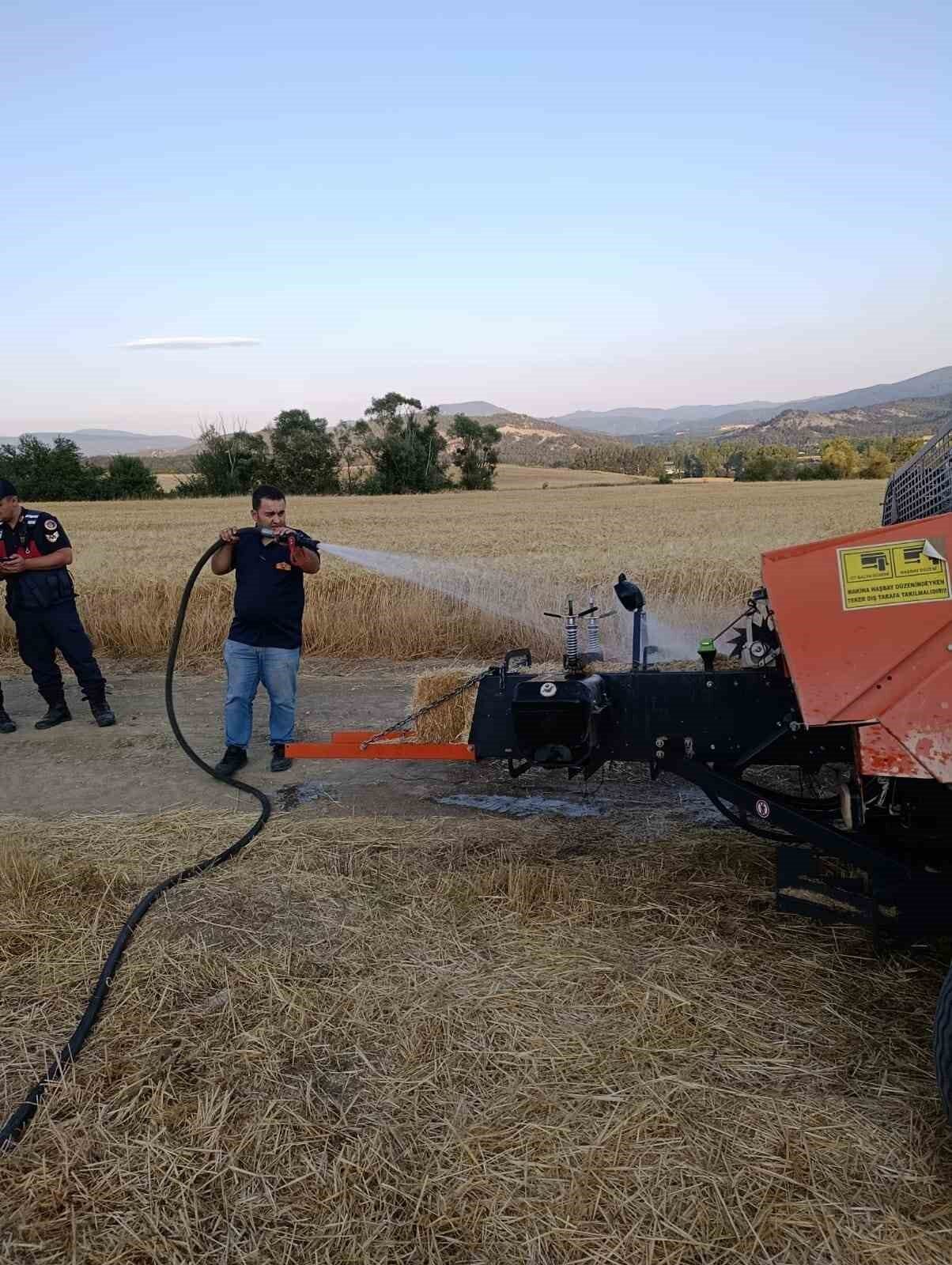 Bolu’da tarlada balya makinesinin çıkarttığı kıvılcım sebebiyle anızlar tutuştu. Balya