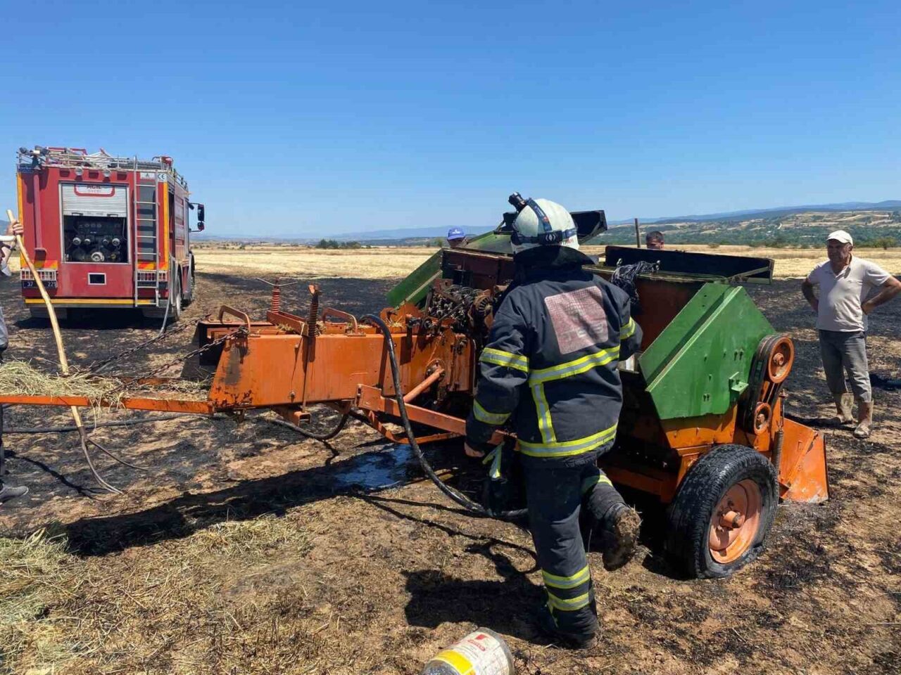Kastamonu’da balya makinesinde çıkan yangın, tarlaya sıçradı. Yangın itfaiye ekipleri
