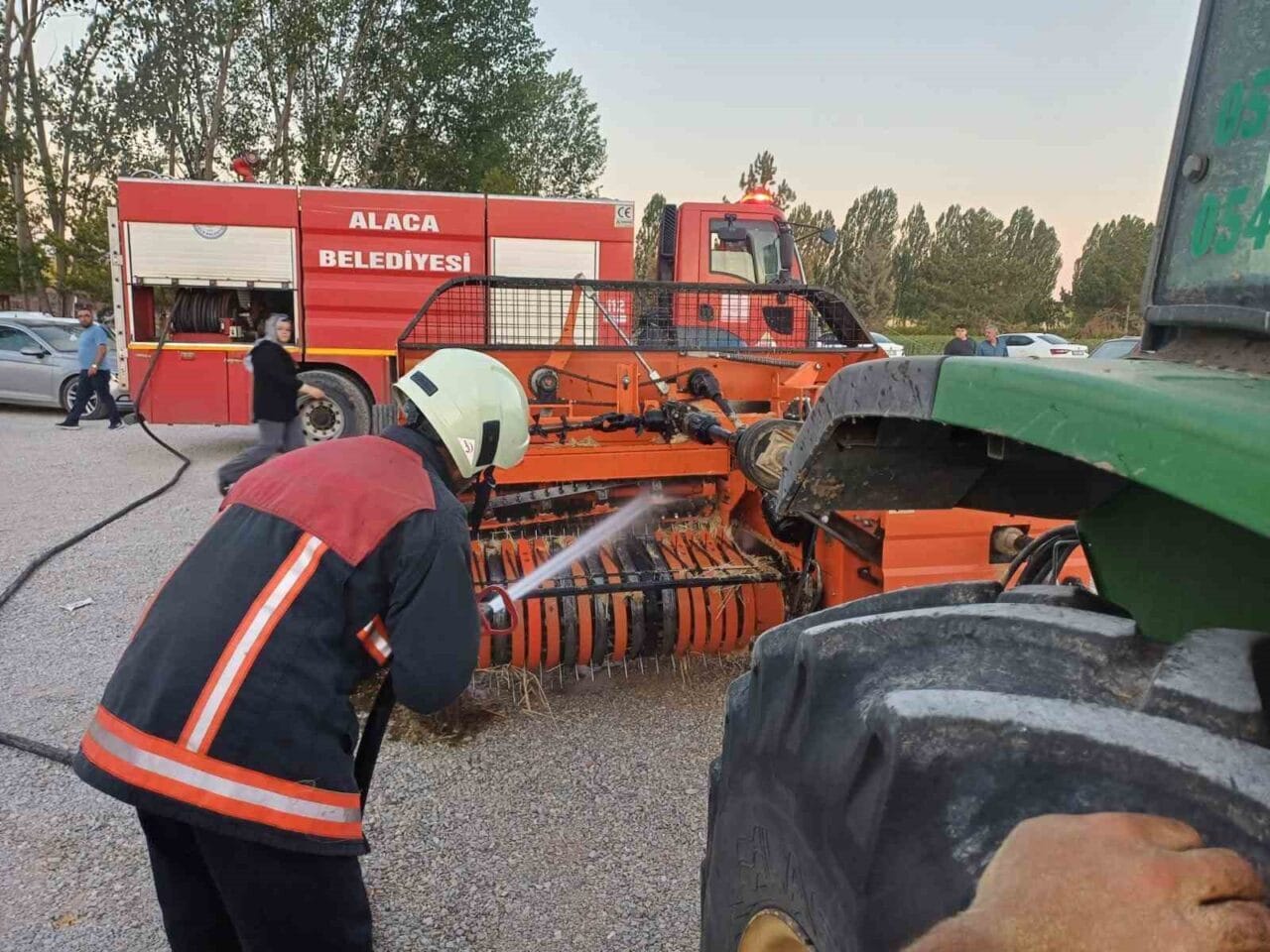 Çorum’un Alaca ilçesinde tarlada çalışırken alev alan sap balya makinesi,