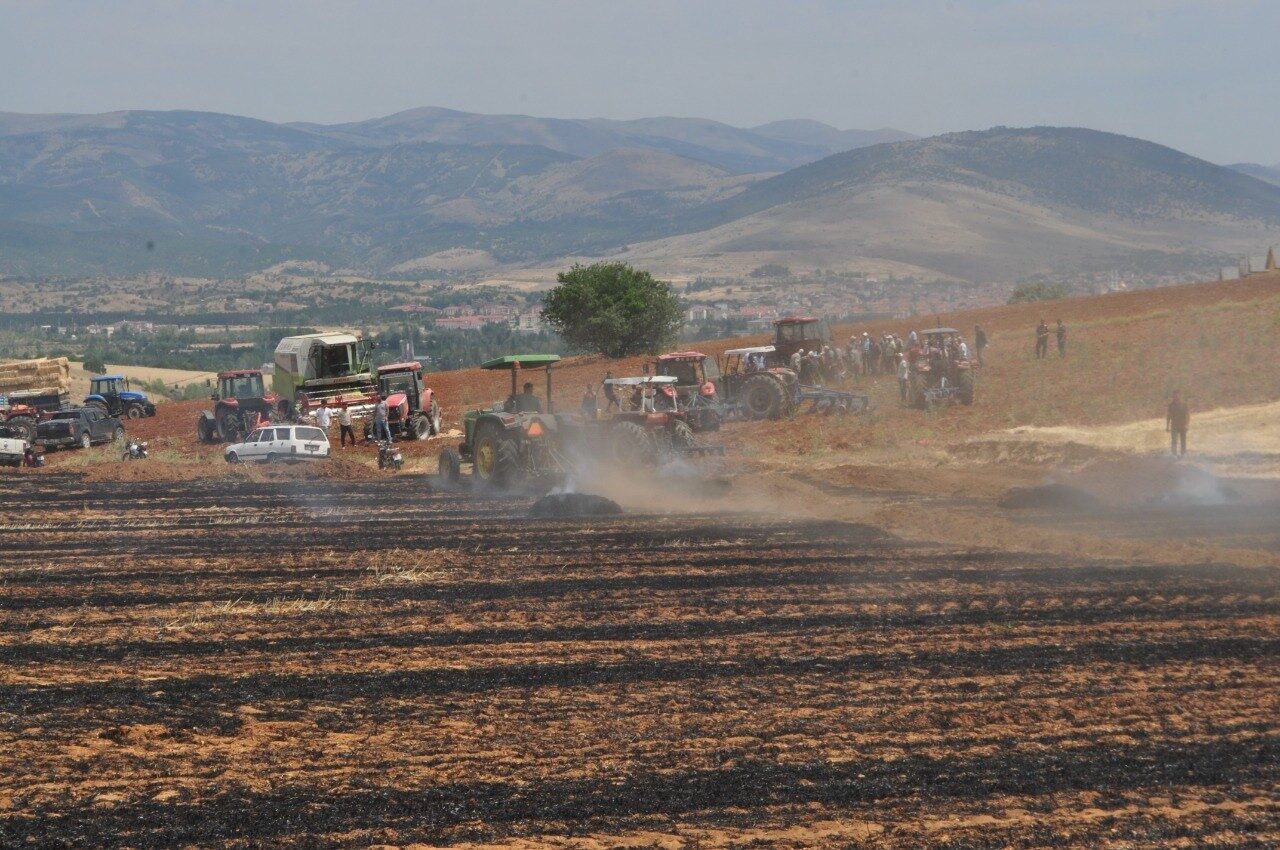 Isparta’nın Yalvaç ilçesine bağlı Sücüllü köyünde balya makinesinden çıkan kıvılcımla