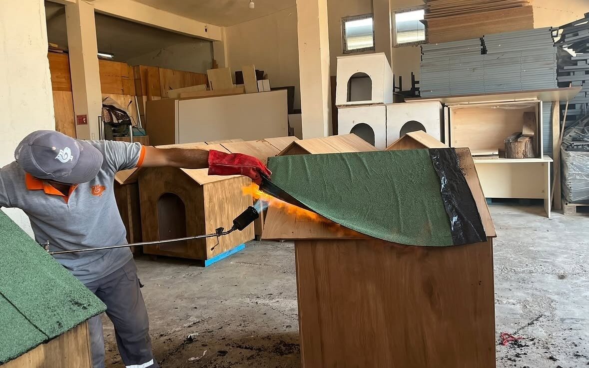 Bandırma Belediyesi, sokakta yaşayan hayvanların barınma ihtiyacını karşılamak amacıyla doğal