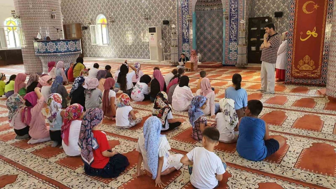 Balıkesir’in Bandırma ilçesinde, İlçe Müftülüğü tarafından yaz Kur’an kurslarına katılan