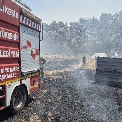 Balıkesir’in Bandırma ilçesindeki anız ve ot yangını, itfaiye ekiplerinin anında