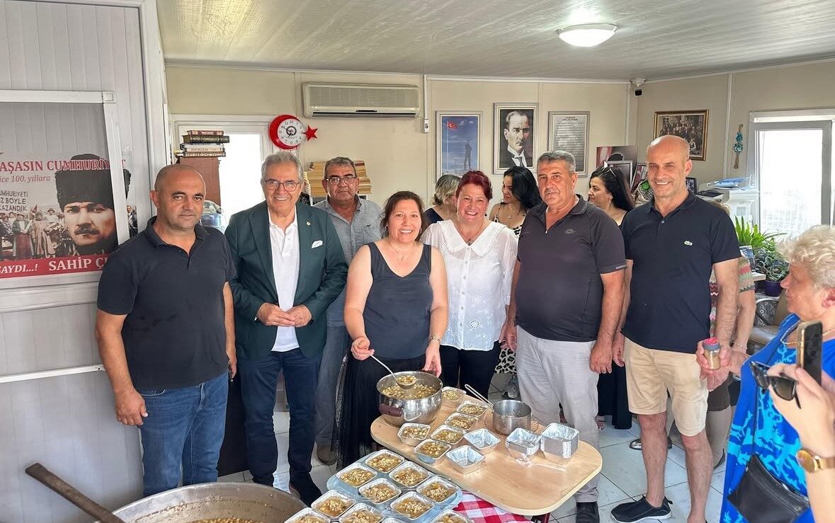 Bandırma’da Muharrem ayı dolayısıyla düzenlenen aşure etkinliklerinde vatandaşlar bir araya