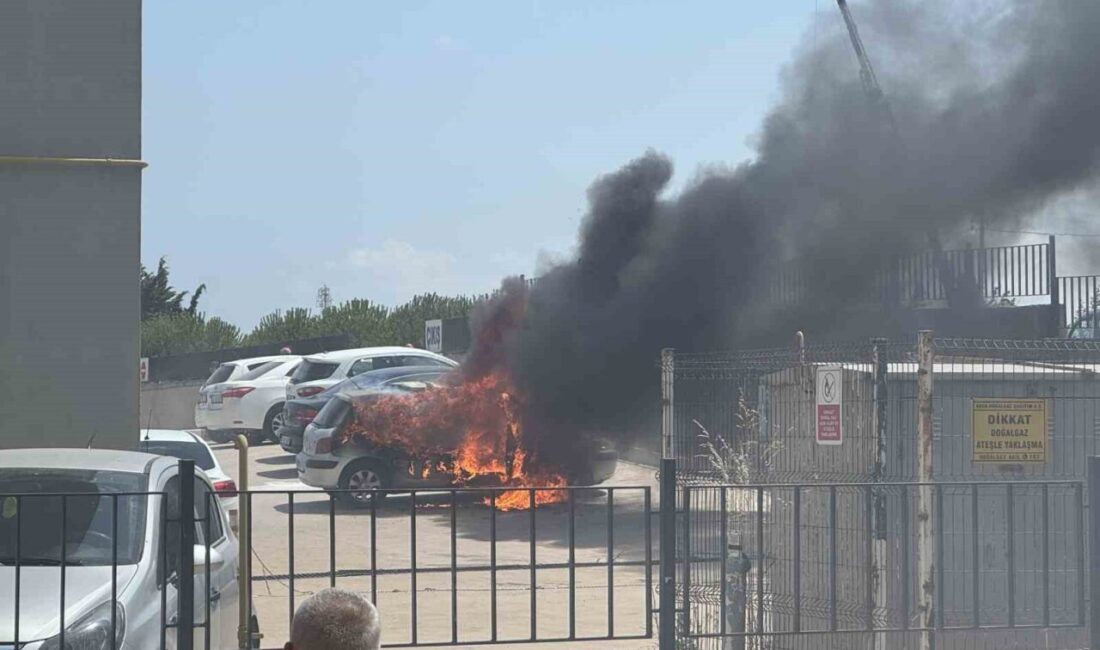 Balıkesir’in Bandırma ilçesinde hastane otoparkında park halinde bulunan otomobil alev