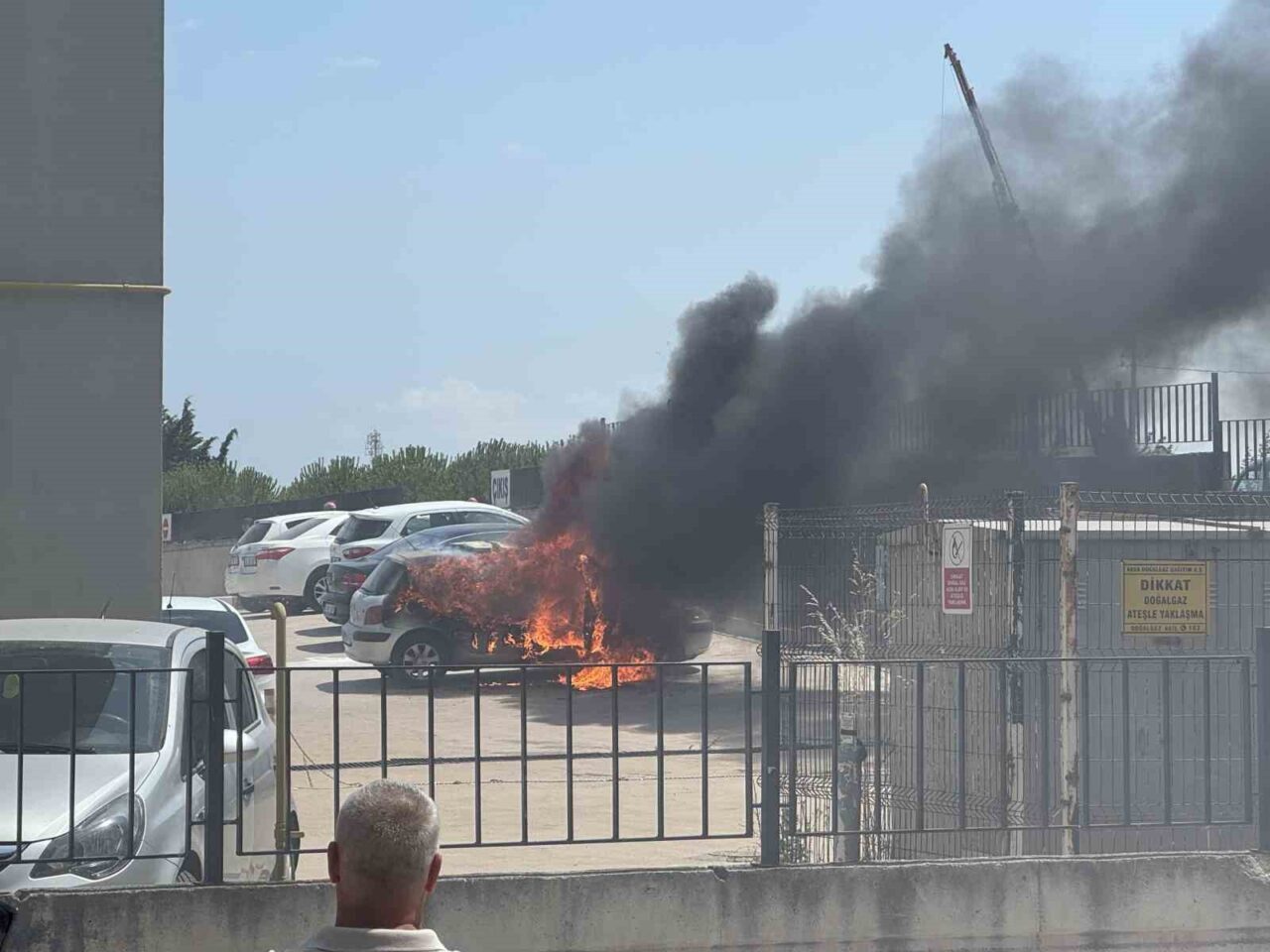 Balıkesir’in Bandırma ilçesinde hastane otoparkında park halinde bulunan otomobil alev