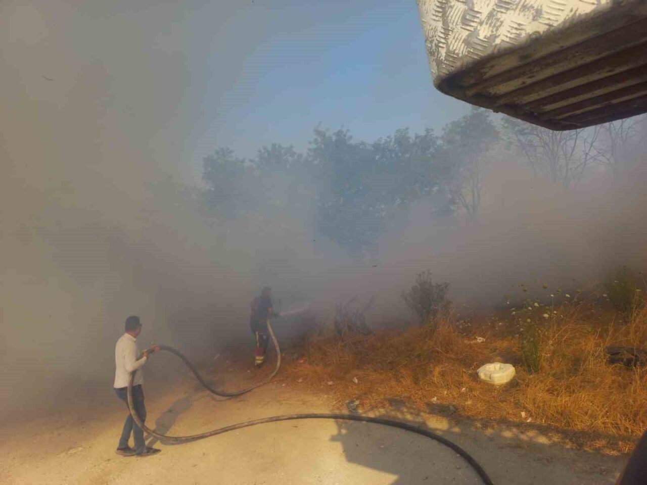 Balıkesir’in Bandırma ilçesinde otluk alanda çıkan yangın, itfaiye ekiplerinin müdahalesiyle