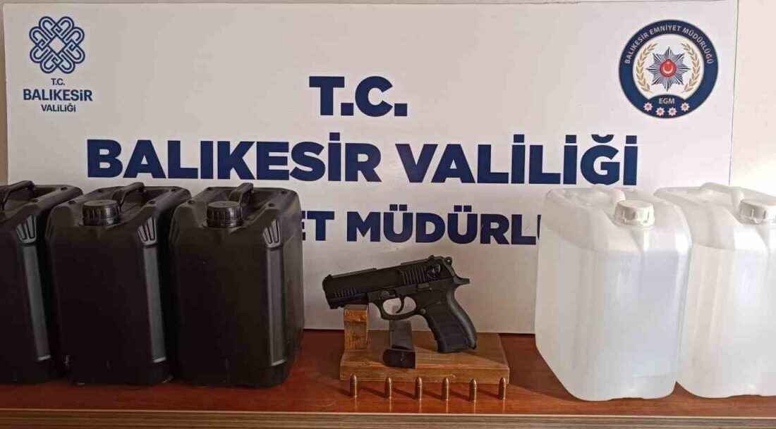 Balıkesir’in Bandırma ilçesinde polis ekiplerince durdurulan bir şahsın üzerinde ruhsatsız