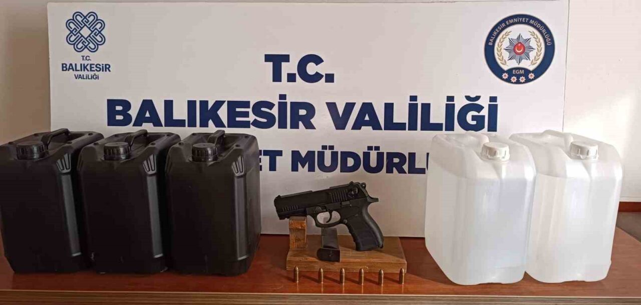 Balıkesir’in Bandırma ilçesinde polis ekiplerince durdurulan bir şahsın üzerinde ruhsatsız