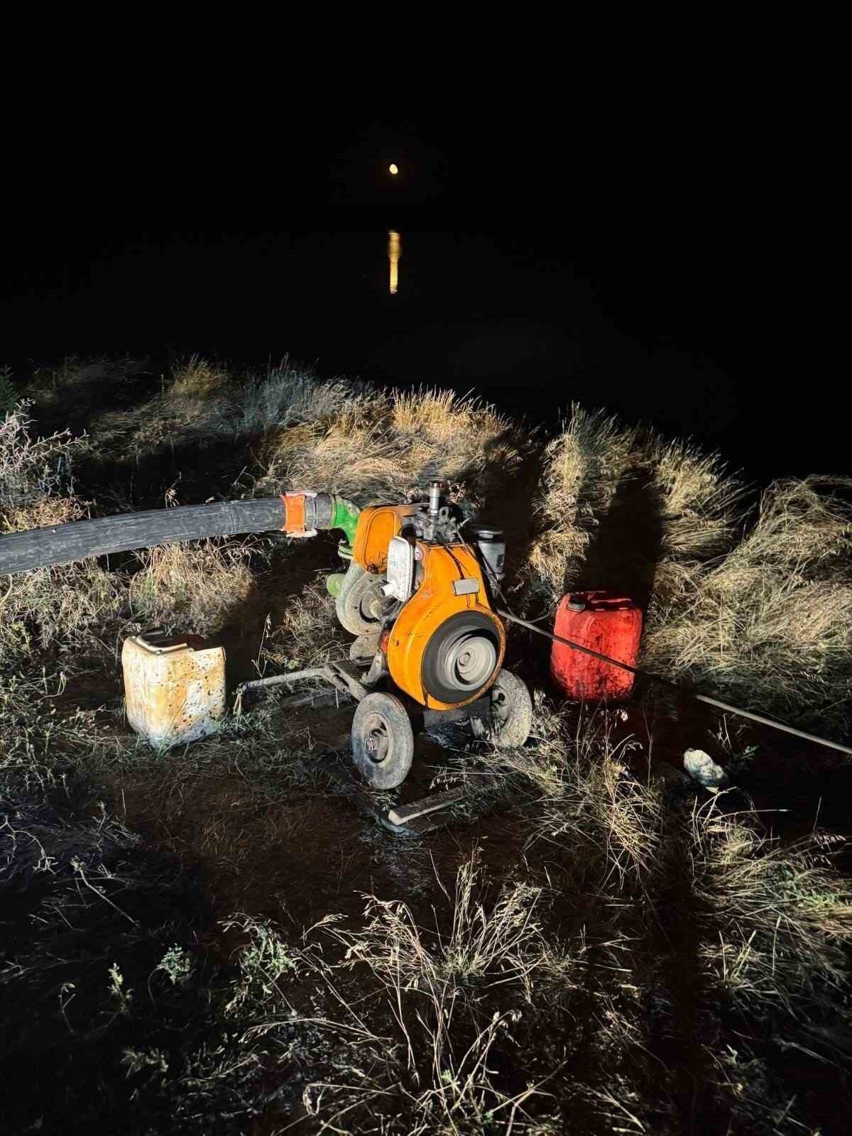 Yozgat’ın Boğazlıyan ilçesinde bir vatandaş Oğulcuk Barajı’ndan kaçak su kullanırken