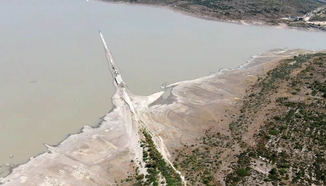 İzmir’in gözde turizm merkezlerinden Çeşme’de, Kutlu Aktaş Barajı’ndaki su seviyesinin