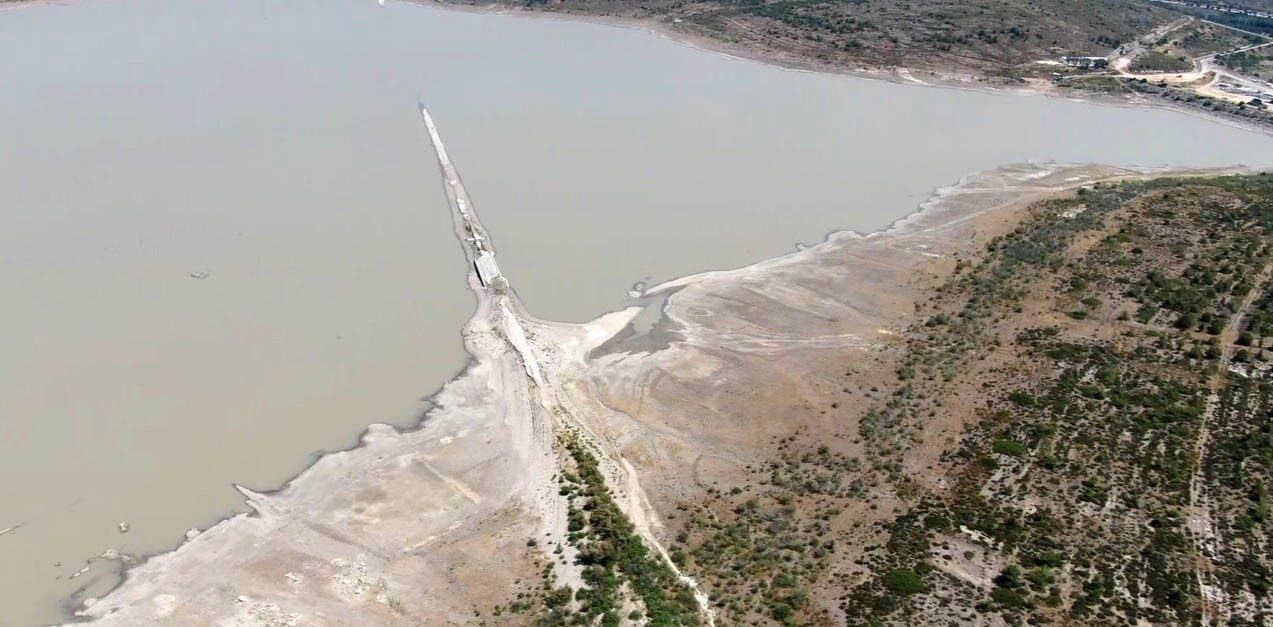 İzmir’in gözde turizm merkezlerinden Çeşme’de, Kutlu Aktaş Barajı’ndaki su seviyesinin