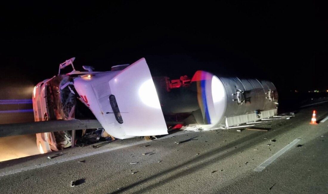 Konya’nın Kulu ilçesinde kontrolden çıkan tır refüje devrilirken, demir bariyerlerin