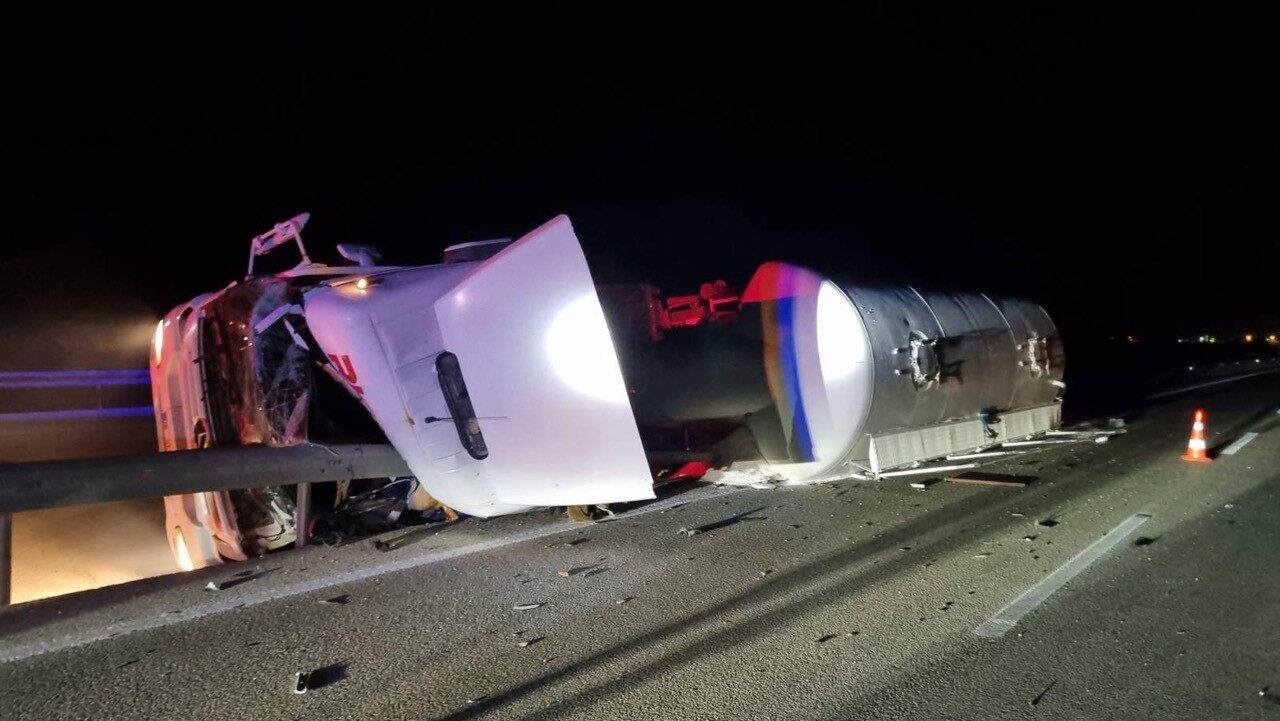 Konya’nın Kulu ilçesinde kontrolden çıkan tır refüje devrilirken, demir bariyerlerin