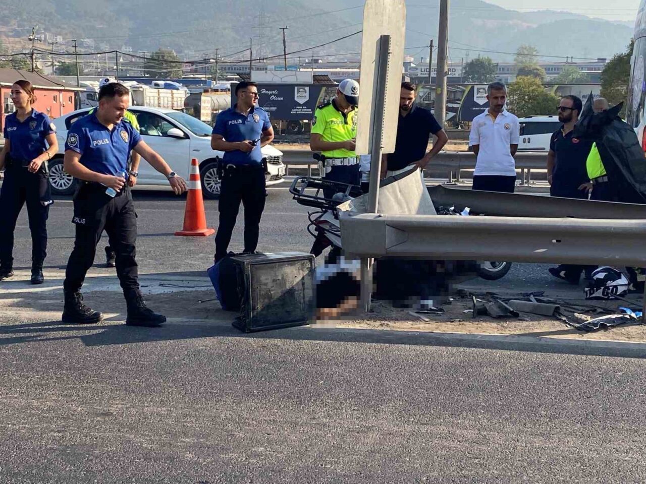 D-100 kara yolunun Kocaeli geçişinde bariyere çarpan motosikletin sürücüsü hayatını