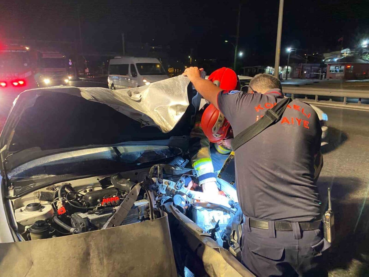 Kocaeli D100 Karayolu’nda meydana gelen kazada otomobil, yol ayrımında bariyerlere