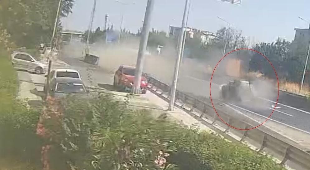 Tekirdağ Çorlu’da sürücüsünün kontrolünden çıkan otomobil bariyerlere çarparak takla attığı