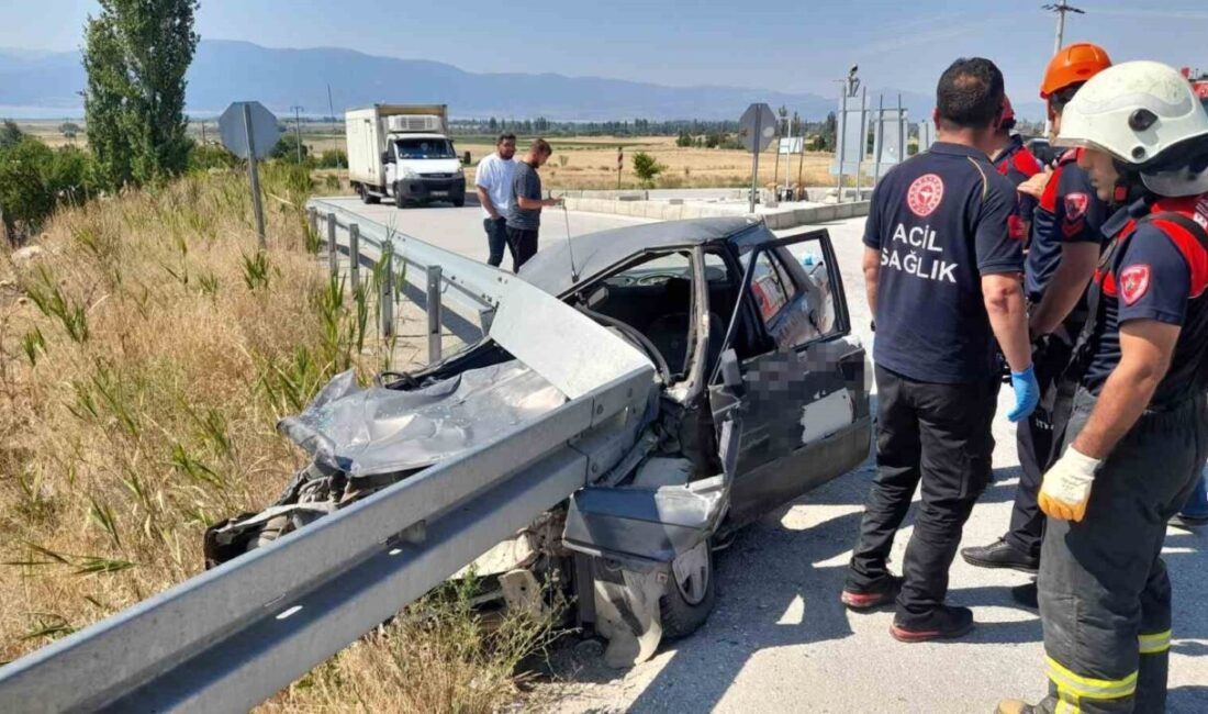 Burdur-Fethiye kara yolunda kontrolden çıkarak bariyere saplanan otomobil sürücüsü yaralandı.