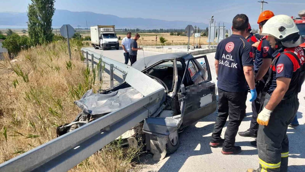 Burdur-Fethiye kara yolunda kontrolden çıkarak bariyere saplanan otomobil sürücüsü yaralandı.