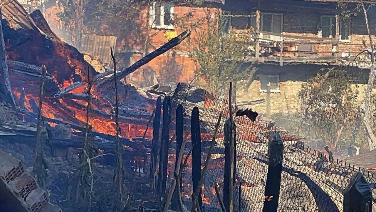 Bartın’da 2 saat içerisinde 8 farklı noktada yangın ihbarı yapıldı.