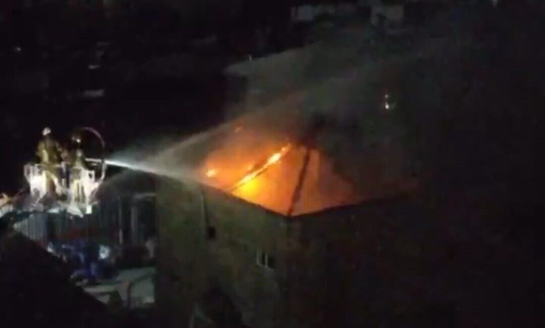 Başakşehir’de madeni eşya fabrikasında çıkan yangın, itfaiye ekiplerinin müdahalesi sonucu