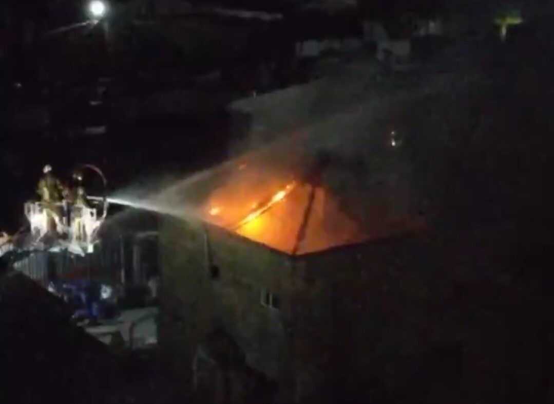 Başakşehir’de madeni eşya fabrikasında çıkan yangın, itfaiye ekiplerinin müdahalesi sonucu