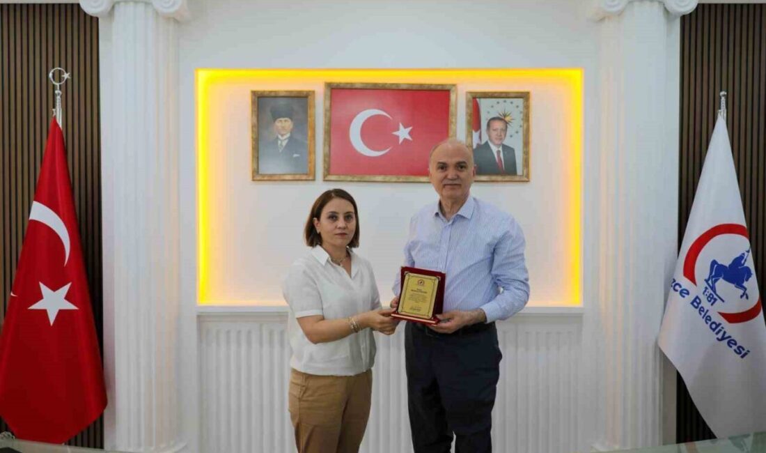 DÜZCE (İHA) – Düzce Belediye Başkanı Faruk Özlü, kurum içerisinde