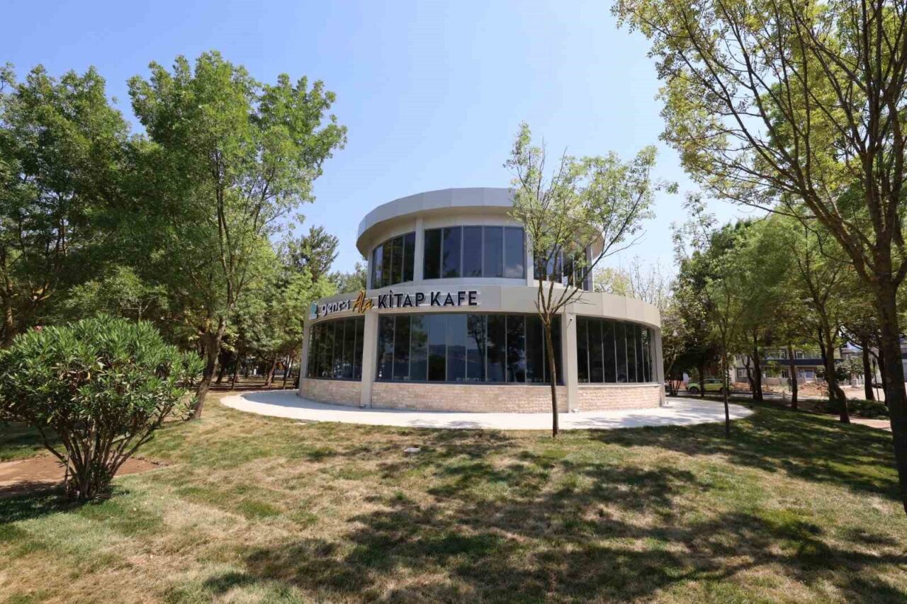 Kitapseverleri Kocaeli’nin en güzel sahillerinden biri olan Başiskele Sahili’nde buluşturan