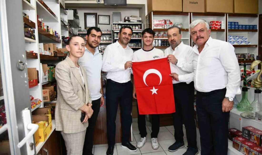 Başiskele’de Cumhurbaşkanı Recep Tayyip Erdoğan’ın “85 Milyona Bayrak” çağrısı kapsamında